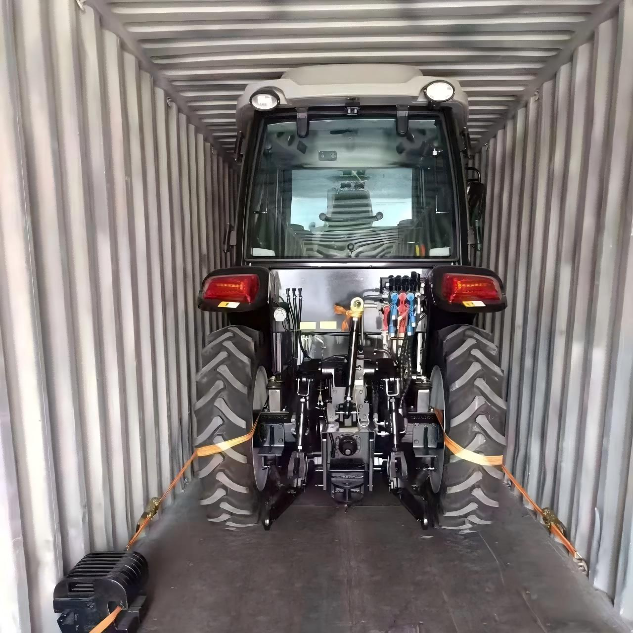 ລົດໄຖນາ 50HP ທີ່ກໍາຫນົດເອງສໍາລັບລູກຄ້າ Panamanian ໄດ້ຖືກຈັດສົ່ງແລ້ວ.