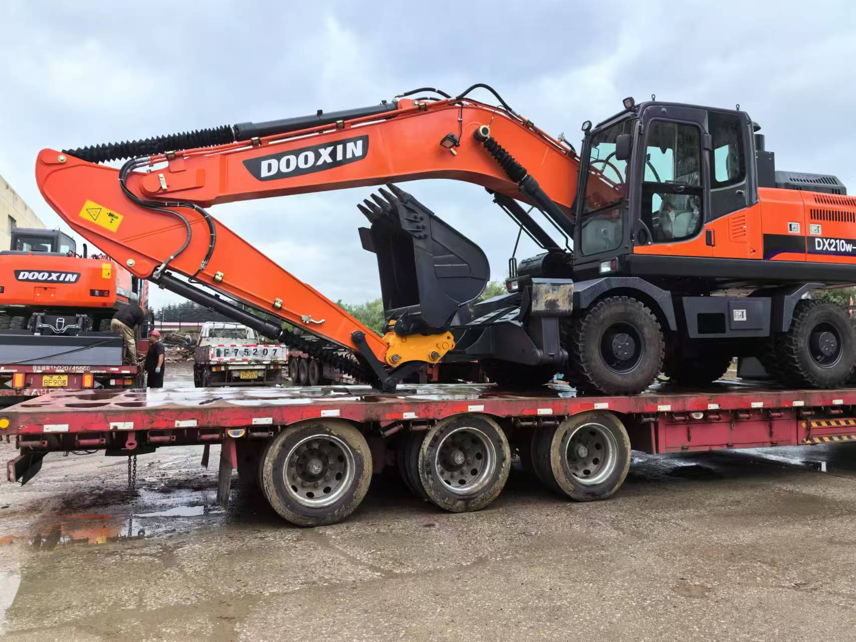 DX210 wheeled excavator ຖືກສົ່ງອອກເປັນຊຸດໄປອາຟຣິກາ